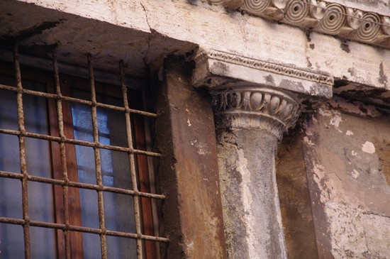 particolare palazzo centro storico tivoli