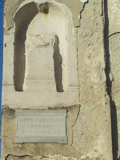  Particolare della facciata della chiesa di San Andrea in cui è collocato un cippo funebre di età romana.  