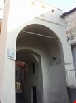 Una delle porte con accesso al paese medioevale ( emblema del comune sopra l'arco)