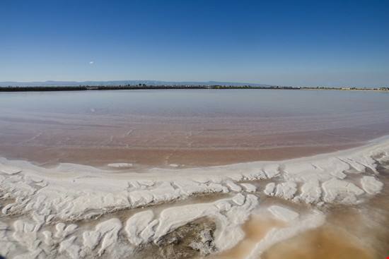Sono le più estese d’Europa e le seconde al mondo: le saline rosa d'Italia sono saline da record