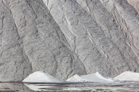Sono le più estese d’Europa e le seconde al mondo: le saline rosa d'Italia sono saline da record