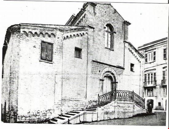  Uno degli esempi piu' belli di stile romanico a tre navate con un'aggiunta di una quarta navata costruita intorno alla fine dell'ottocento. Chiesa costruita intorno al 1100 sopra un tempio romano del quarto secolo. Del vecchio impianto rimangono alcuni mosaici, delle iscrizioni sul frontespizio della chiesa. Notevole anche i dipinti che ornano l'interno della struttura, in particolare un dipinto del 1600 del Pietrafesa ed un affresco sempre dello stesso secolo che rappresenta San Michele Arcangelo che difende la citta' dal drago.
  
