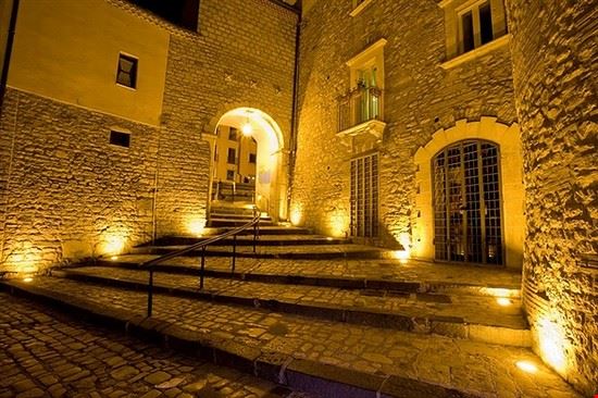 Porta San Giovanni, una delle porte rimaste dell'antica cinta muraria. All'ingresso subito dopo la porta c'era la chiesa di San Giovanni ormai quasi del tutto distrutta nei terremoti che si sono susseguiti nei secoli.  