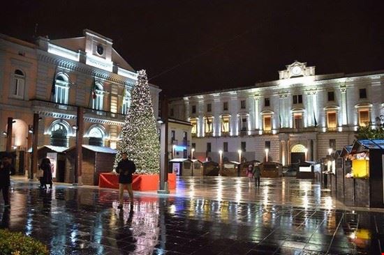  Piazza Mario Pagano chiamata dai potentini Piazza Polmonite in quanto arriva in piazza anche in estate una bella arietta direttamente dalle montagne. In questa piazza molto elegante si affacciano i palazzi della Prefettura, il palazzo di epoca fascista dell'Ina ed il Teatro Stabile.  
