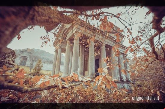 Il parco dei mostri Ecco il tempietto alla fine del parco. dove riposa la moglie di Orsini (l'ideatore del parco)  