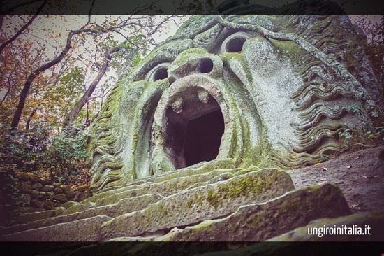 Il parco dei mostri Ed eccoci arrivati al cospetto del vero ed oscuro sovrano di questi luoghi, il simbolo del parco, la scultura conosciuta in tutto il mondo per la sua grandiosità e per la terrifica avvenenza: l’Orco.  