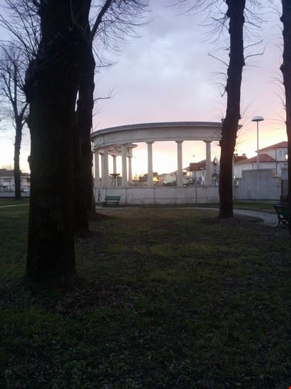  Particolare del monumento visto dal parco delle Rimembranze. -retro-  