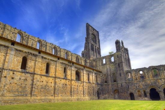 Kirkstall Abbey Leeds Debu55y - Shutterstock.com Debu55y