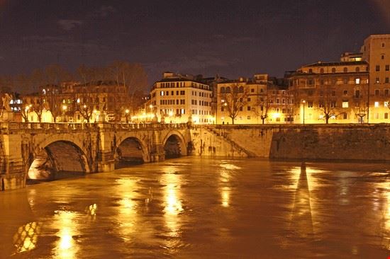 La città dei ponti, visita notturna Roma Ana del Castillo - Shutterstock.com Ana del Castillo