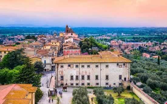Il Lago e i suoi borghi Passignano sul Trasimeno leonori - Shutterstock.com leonori