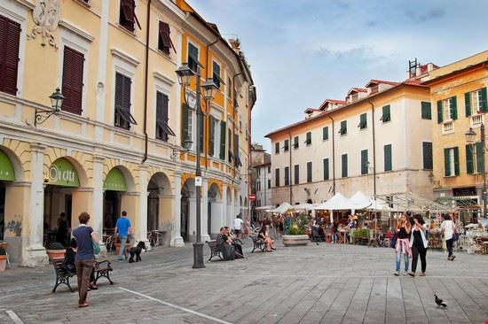  Sarzana iryna1 / Shutterstock.com iryna1 / Shutterstock.com