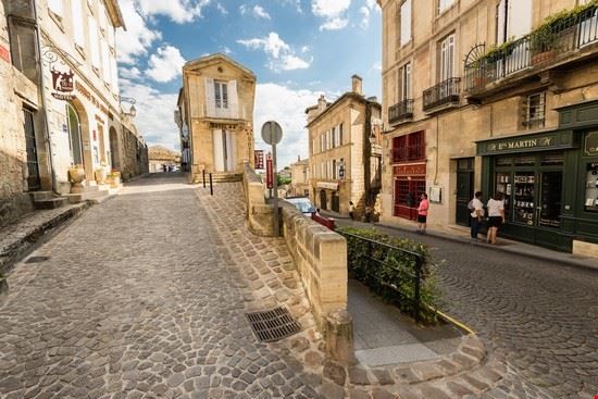  Bordeaux saaton / Shutterstock.com saaton / Shutterstock.com