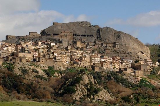 Borgo Rupestre Sperlinga Shutterstock.com 
