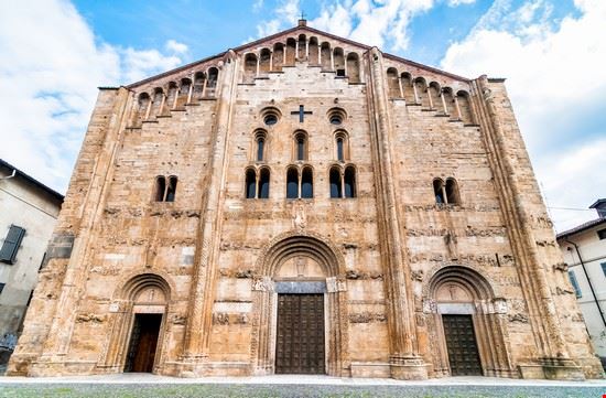 Basilica di San Michele Maggiore Pavia elesi - Shutterstock.com elesi
