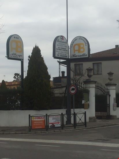  Attuali insegne lungo la strada principale.  