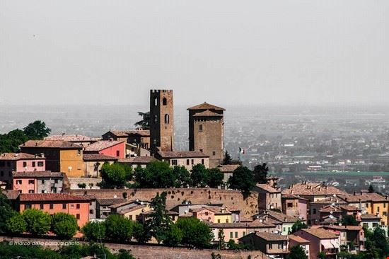 Il Borgo medievale di Longiano si trova nelle dolci colline tra Cesena e Rimini. Borgo perfettamente conservato ricco di storia e cultura,dal 2005 si fregia del marchio bandiera arancione del Touring Club. In centro storico è possibile ammirare ben 5 musei : Museo Arte Sacra- Territorio- della ghisa-  delle maschere e la prestigiosa galleria d'arte moderna e contemporanea Fondazione Tito Balestra all'interno del Castello Malatestiano. info 0547665484 oppure iat@comune.longiano.fc.it  