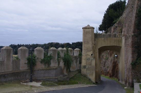 Ceri particolare dell'ingresso alla rocca  