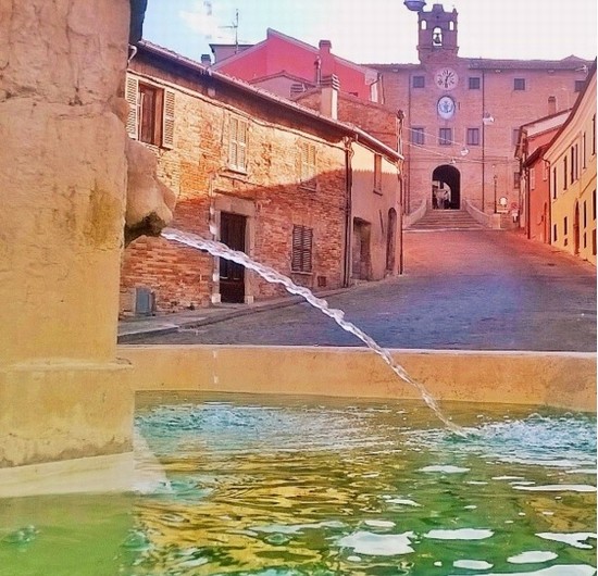 Fontana e palazzo della Rovere