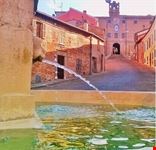 Fontana e palazzo della Rovere