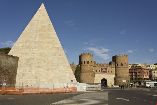 Piramide Cestia Roma Greta Gabaglio / Shutterstock.com Greta Gabaglio / Shutterstock.com