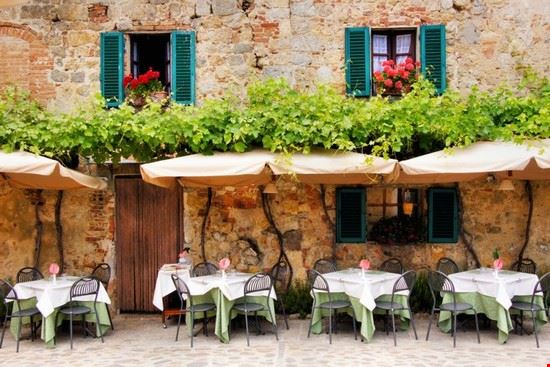 Viette del borgo Monteriggioni JeniFoto - Shutterstock.com JeniFoto