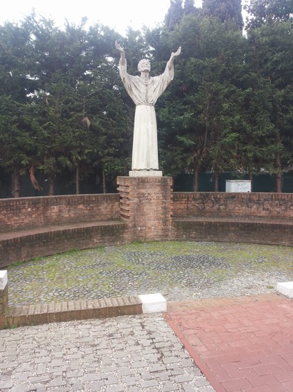 Stadua nel piazzale della "nuova" chiesa