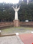 Stadua nel piazzale della "nuova" chiesa