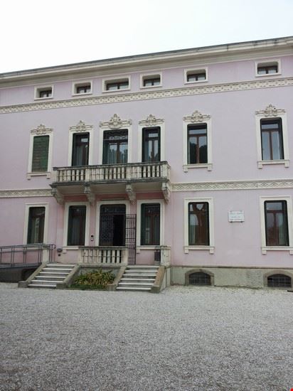  Retro del palazzo comunale "Villa zanon"  