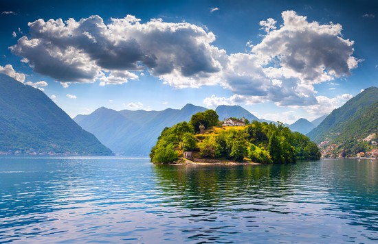Emergono dal blu delle acque come dei piccoli miraggi: sono italiane le isole sui laghi più belle d'Europa