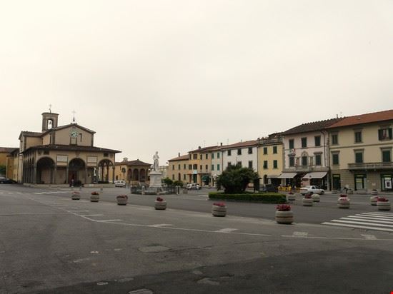 Piazza Giusti - Wikimedia Commons - Wikimedia Commons - Wikimedia Commons