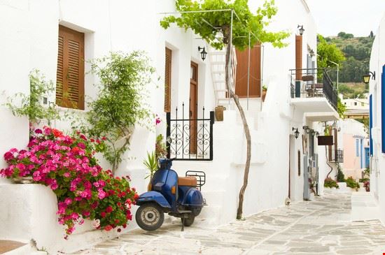  Paros Shutterstock.com 