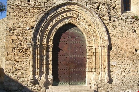  Portale della chiesa di San Francesco, portale gotico ad arco acuto, con triplice archivolto decorato con motivi arabo-normanna.  