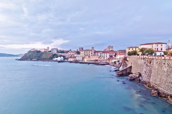 Piazza Bovio Piombino Eddy Galeotti - Shutterstock.com Eddy Galeotti