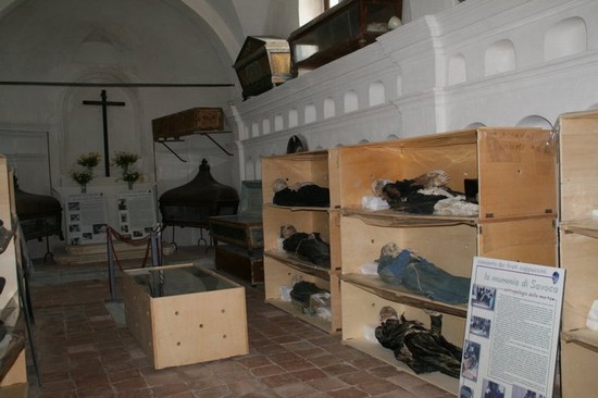 La cripta delle 37 mummie che 40 anni fa divennero verdi: è in Italia uno dei posti più inquietanti al mondo