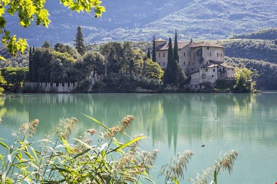 Castel Toblino Padergnone Luca Giubertoni - Shutterstock.com Luca Giubertoni