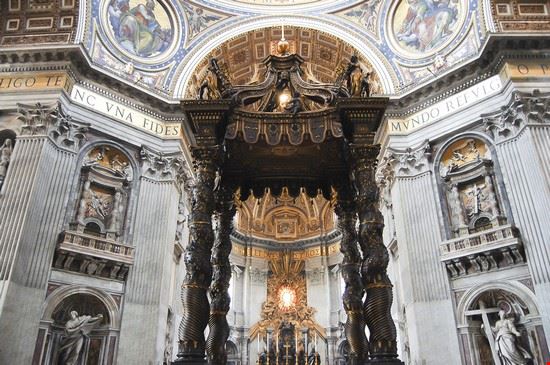Baldacchino di San Pietro Roma Adwo - Shutterstock.com Adwo