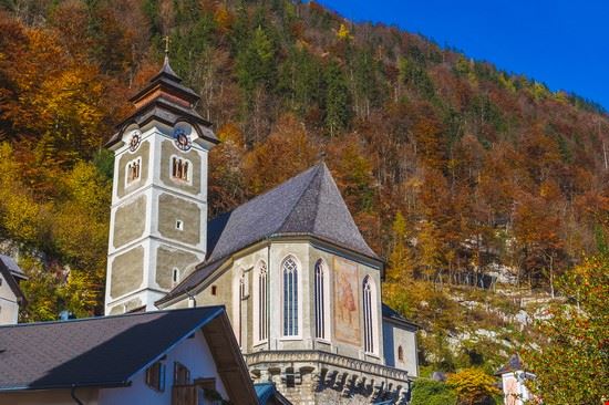 L'ossario e la chiesa cattolica di Hallstatt Salisburgo mikecphoto - Shutterstock.com mikecphoto