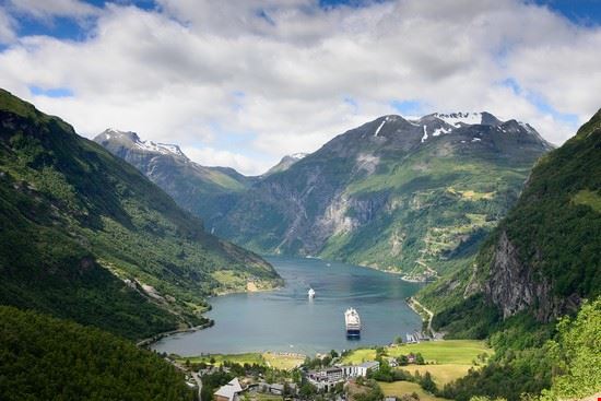  Lofoten iPics - Shutterstock.com iPics