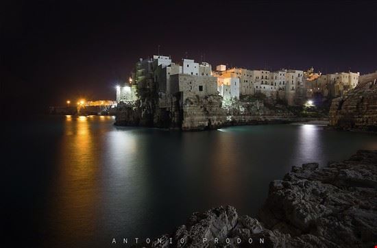 Centro Storico Veduta di Polignano a mare - Puglia - scatto notturno dal costone frontale alle abitazioni.  