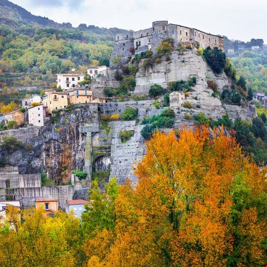 Castello di Cerro al Volturno Cerro al Volturno leoks - Shutterstock.com leoks