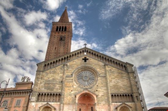 Il Duomo Piacenza Tupungato - Shutterstock.com Tupungato