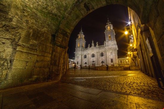  Santiago de Compostela Shutterstock.com 