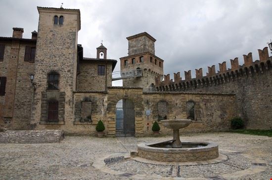 Il Castello e il Borgo di Vigoleno Piacenza Mi.Ti. - Shutterstock.com Mi.Ti.