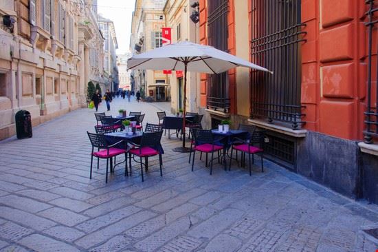 La Strada Nuova e i Palazzi dei Rolli Genova RnDmS / Shutterstock.com RnDmS / Shutterstock.com