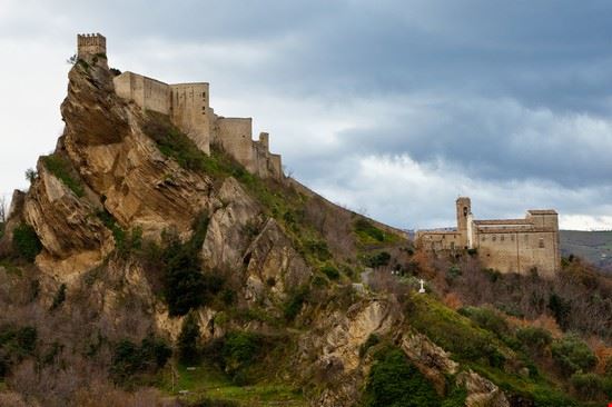 Castello Roccascalegna mdlart - Shutterstock.com mdlart