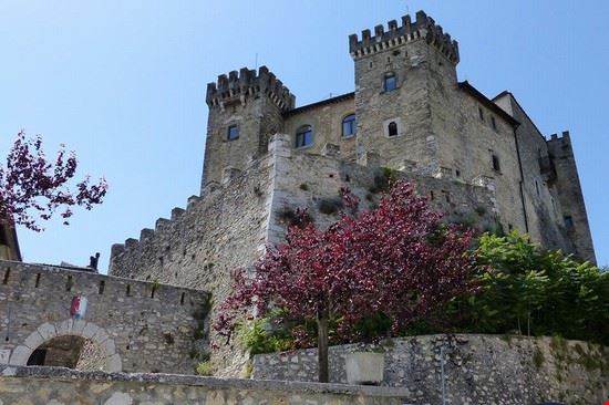  bellissimo castello ristrutturato e trasformato nel XVI secolo in fortezza d'artiglieria.  