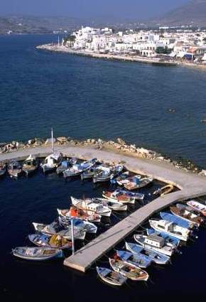 porto turistico sull'isola di paros