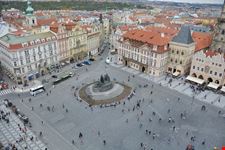 piazza della citta vecchia vista dalla torre dell orologio praga
