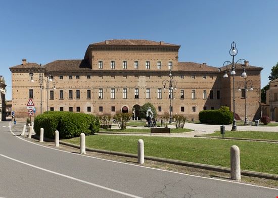 Piazza Bentivoglio Gualtieri m.bonotto - Shutterstock.com m.bonotto