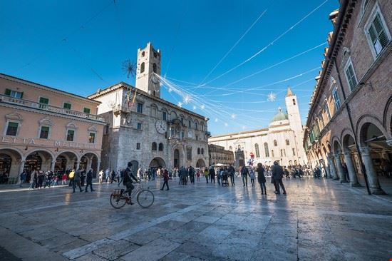 Piazza del Popolo Ascoli Piceno pio3 / Shutterstock.com pio3 / Shutterstock.com